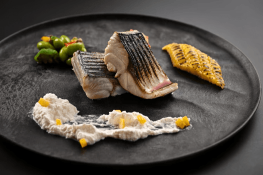 夕食　冬の基本会席（強　肴　鰤の黒七味焼き）※2025年12月15日（月）頃から2026年3月14日（土）頃までの献立例です。※仕入れ状況により、内容を変更する場合がございます。※お献立は3月、6月、9月、12月の各月15日頃より切り替わります。※ご宿泊時にはご覧の写真や献立例と異なる場合がございます。