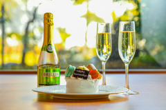 ケーキとスパークリングワイン
※特典のイメージです。