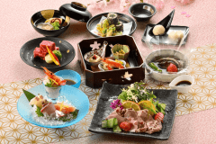 夕食　春の基本会席
※2026年4月14日（火）頃から2026年6月14日（日）頃までの献立例です。
※献立は3月、6月、9月、12月の各月15日頃より切り替わります。
※ご宿泊時にはご覧の写真や献立例と異なる場合がございます。