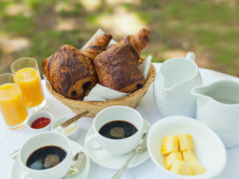 [#No Dinner Included] Mornings start elegantly with a French-style breakfast♪ Enjoy freshly baked croissants and café au lait either in your room or on the terrace. <Complimentary Private Bath Included>