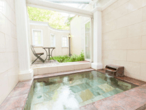 【貸切風呂】欧米の天然石を使った浴室は、夜は満点の星空をご覧いただけます。