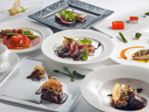 メイン料理は、お肉と魚をご用意。その他にもオードヴル4皿、デザート2皿、コーヒー、小菓子をご用意しております。ヨーロッパ産の食材、地元産メインの野菜、天然酵母の自家製パンなど食材と食器までにこだわった自慢の料理です。