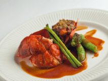 調理の直前まで生きている新鮮な活オマール海老は、食感が"プリプリ"で当館で一番人気のメニューです。