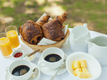 【朝食】フランスから輸入した焼立てクロワッサン、 デニッシュをご用意。