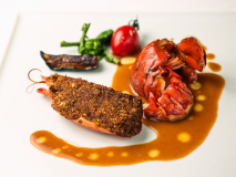 【当館一番人気メニュー】新鮮なみそがたっぷり！活けオマールエビのポワレ　トロイメライ風
頭の部分から丁寧に出汁をとった『活きたオマール海老』ならではのまったく臭みがない、旨味の強い凝縮したソースでお楽しみください。