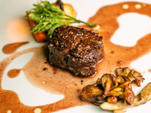 プレミアム和牛（A5・A4）フィレ肉ポワレ　フランス産黒トリュフのソース