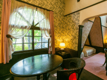 エグゼクティブツインルーム(36平米)三角屋根のベッドルーム＋吹き抜けのリビング