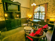 【吹き抜け付きエグゼクティブルーム】ベットルームと吹き抜けのリビングがついた36平米のツインルーム。