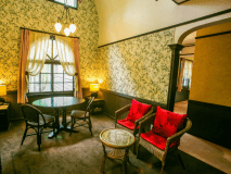 【吹き抜け付きエグゼクティブルーム】ベットルームと吹き抜けのリビングがついた36平米のツインルーム。