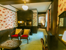 吹き抜けのダイニングとリビングルーム・ベッドルームの 3部屋に分かれた40平米のエグゼクティブルーム