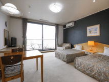 宮津湾・天橋立を望むベッドルームタイプの洋室／例