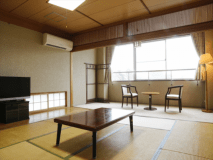 寛ぎの時間を過ごす山側和室／例