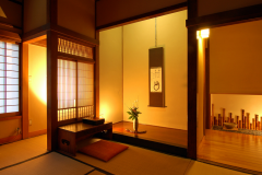 古風な趣が漂う客室の一例（シャワートイレ付）