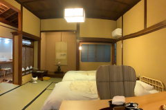 和室10畳トイレ（ウォシュレット）付 和製籐ベットのお部屋