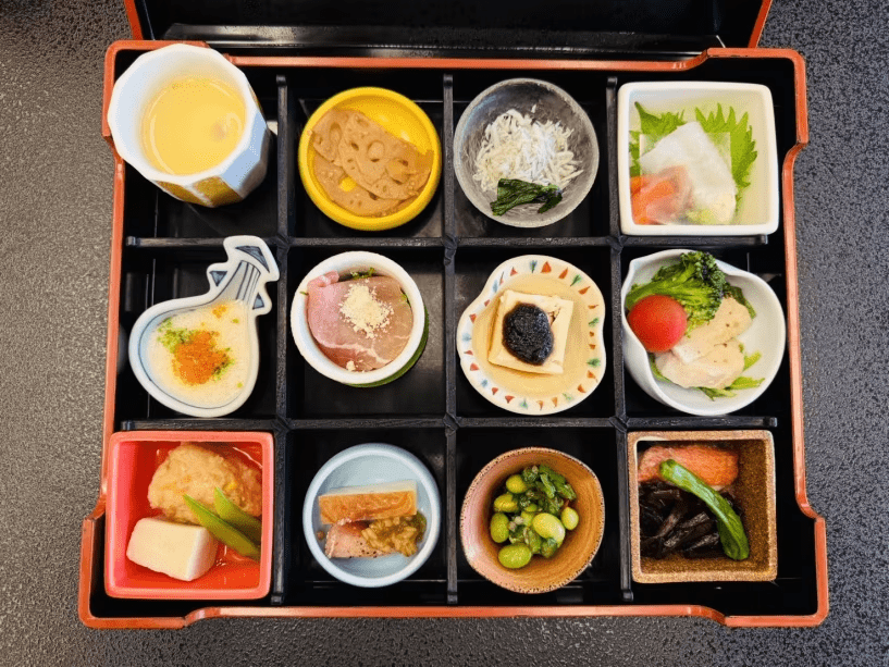 朝食膳とハーフバイキングをお楽しみしください